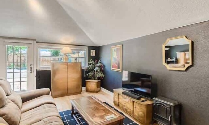 Georgetown House | Charming Studio Retreat! Walk to the Square & Pet Friendly