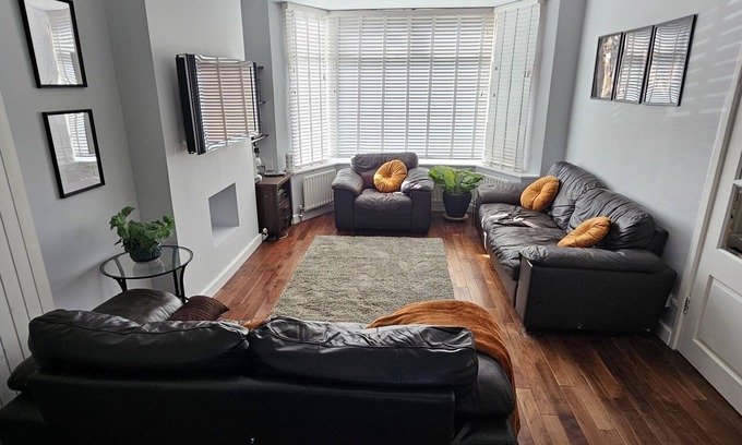 Colindale House | Charming 4 Bedroom Home Near Wembley with Family Amenities