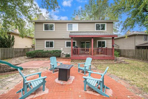 Millard House | Cozy & Elegant Gem Fenced Yard BBQ & Games