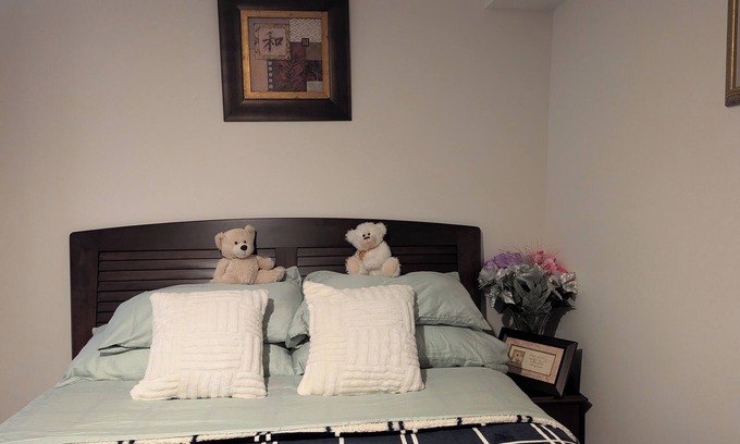 Bowmanville House | Pet-Friendly Ensuite with Balcony, Steps from Grocery & Park