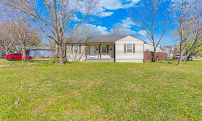 Grand Prairie Apartment | Cozy entire 1-bedroom apartment in charming Grand Prairie with yard