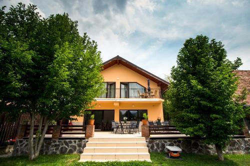 Cisnadioara Apartment | Cozy Escape: 4-Star Pet-Friendly Retreat with Top Ratings