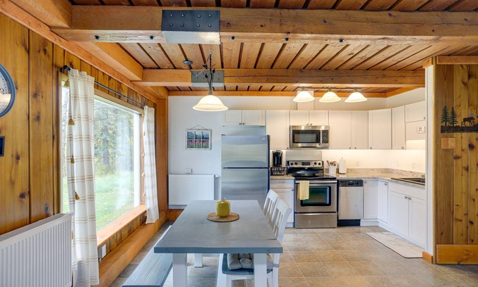 Fairbanks Cabin | Inviting Fairbanks Cabin with Spa & Kitchen, Near Downtown
