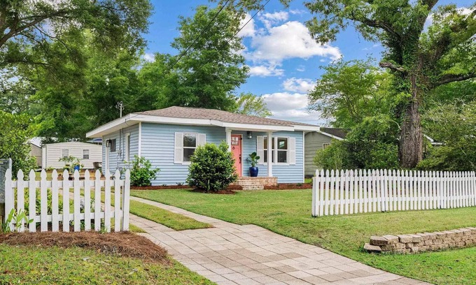 Fairhope Cottage | Charming Fairhope Cottage – Pet-Friendly Near Fly Creek Marina