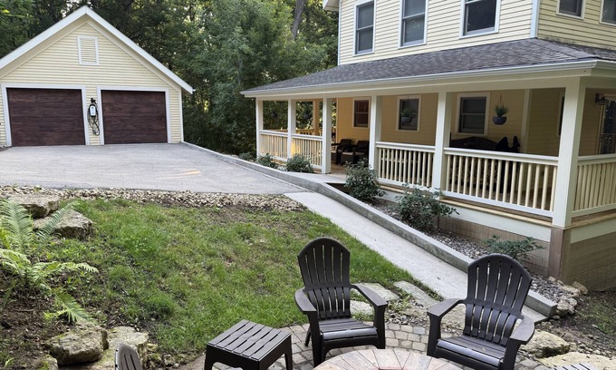 Galena House | Nature Retreat: Dog-Friendly Stay with EV Charger & Wildlife