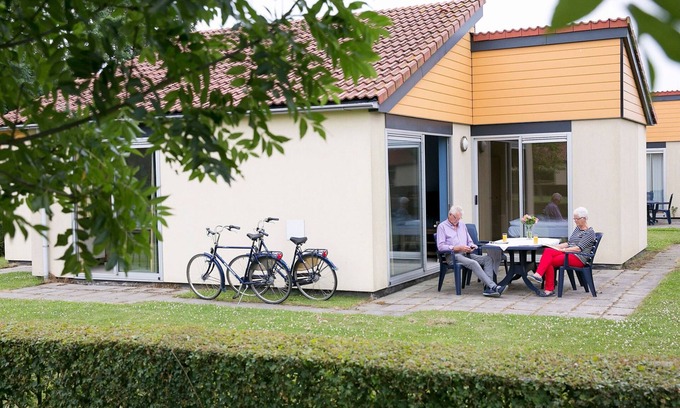 Zevenhuizen House | Cozy Bungalow for 6 with Kitchen & Breakfast Included