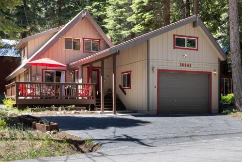 Donner Lake Woods House | Cozy Family Cabin by West Beach at Donner Lake
