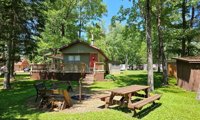Suring Cottage | Cozy Family Cottage with Lake View & Fireplace Retreat
