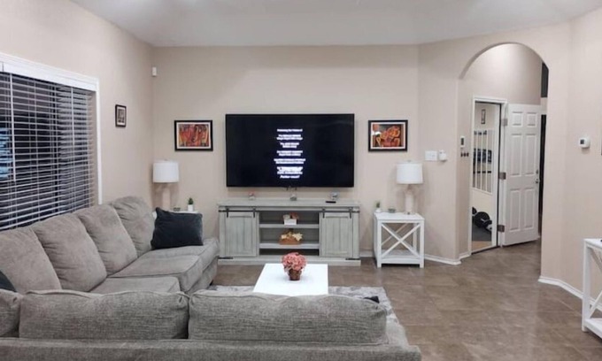 Converse House | Family-Friendly 3 BR House with Spa & Pet Amenities