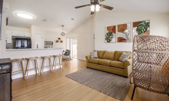 Greenslopes At Lake Creek House | Family-Friendly 2-Bedroom Home with Kitchen Amenities