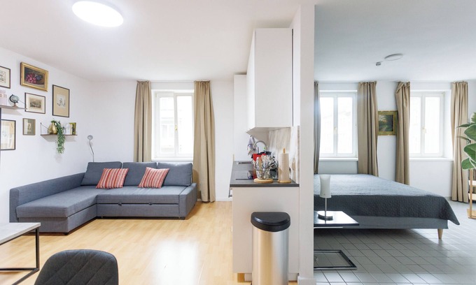 Favoriten Apartment | Cozy Family & Group Apartment - 15 min to Center