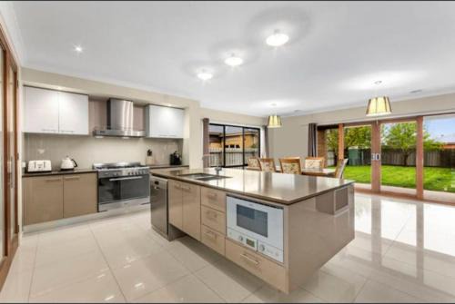 Grovedale House | Cozy family home near suft coast 6 beds