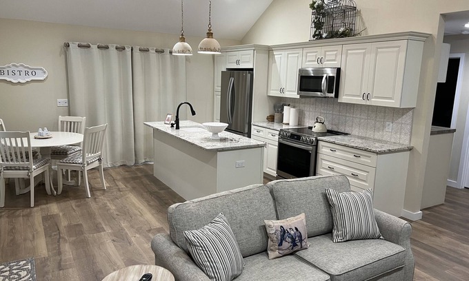 Reeders Cottage | Charming Farm Cottage Near Hiking Trails & Ski Slopes