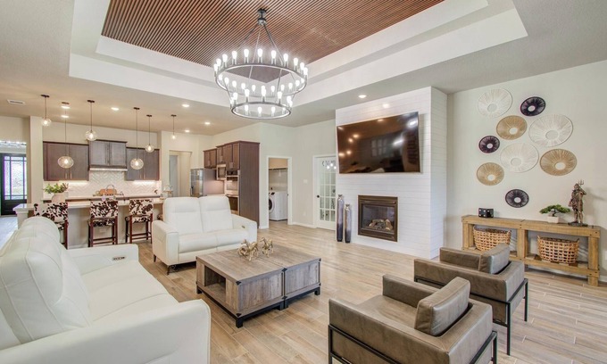 Waller House | Cozy Farmhouse w/Master Suite Near Dewberry Farm!