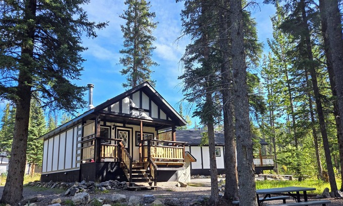 Nordegg Cabin | Cozy Fireside Cottage - Kutenai: Guest Rated 9.8, Family Friendly