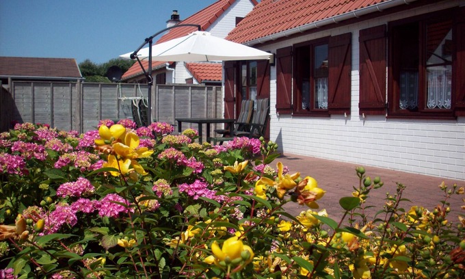 Wenduine House | Charming Fisher Cottage Steps from the Dunes with Ocean View