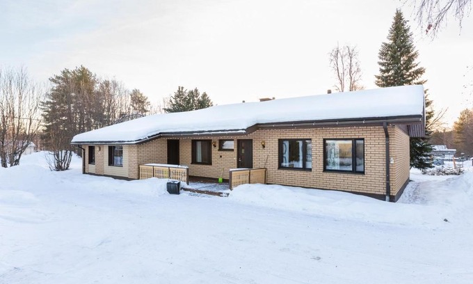 Rovaniemi House | Welcoming Five Bedroom Retreat with Hot Tub & Pet Access