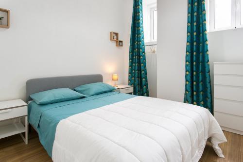 Alcantara Apartment | Charming Lisboa Flat: Family-Friendly & Pet Welcoming