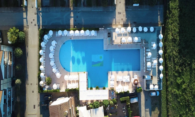 Rosapineta Apartment | Joyful Getaway: Cozy Flat with Pool and Spa Amenities