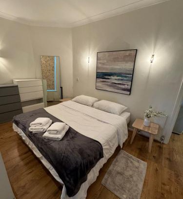 Chelsea Riverside Apartment | Inviting Chelsea Flat: Pet & Child-Friendly Retreat