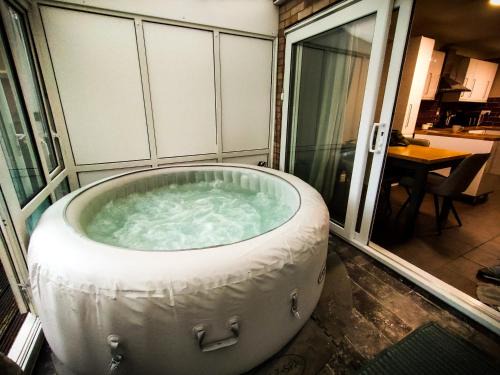 Peterborough Apartment | Cozy Four-Bedroom Home with Hot Tub, Garden, CONTRACTORS WELCOME - Close to Shops, Restaurants, Hospital and Park