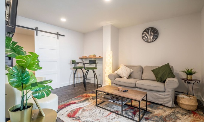 Bedford Apartment | Inviting Fully-Equipped 2 Bedroom Suite with Breakfast