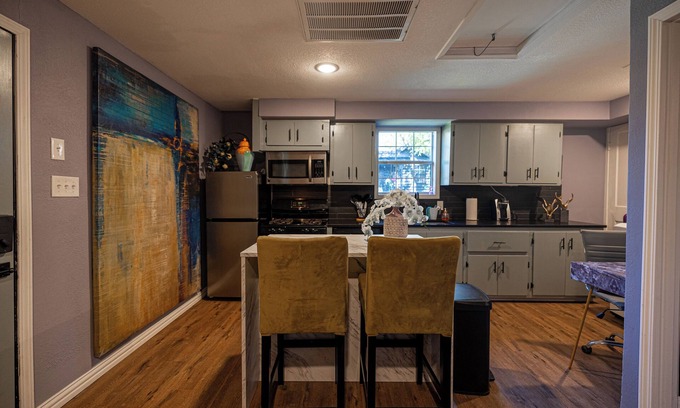 Northwest Dallas Apartment | Cozy Fully Furnished, 1-Bedroom Rental in brilliant Dallas with all bills paid!