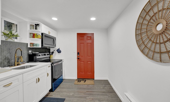 West Side Apartment | Charming Garden 1-Bedroom Apartment in Lincoln Park