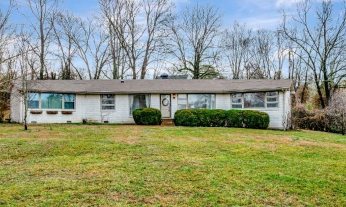 Bellevue House | Ideal Nashville Home with Breakfast and Family-Friendly Features