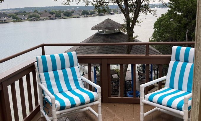 Granbury Apartment | Relaxing Retreat at Captain’s Landing with Lake View & Pool
