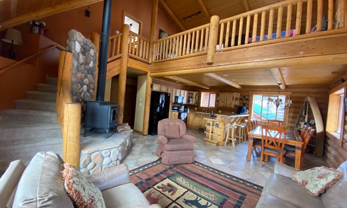 Divide Cabin | Inviting Cabin Retreat with Kitchen & Family-Friendly Vibe
