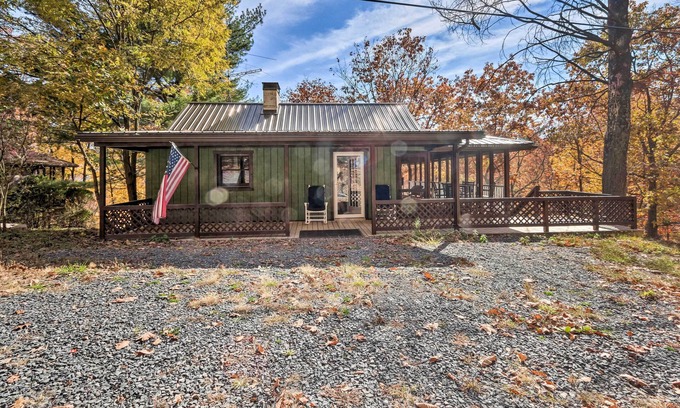 Harrisonville Cabin | Inviting Retreat Near Cowans Gap State Park with Spa Access