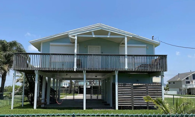 Galveston House | Inviting Beachfront Getaway for Families and Couples