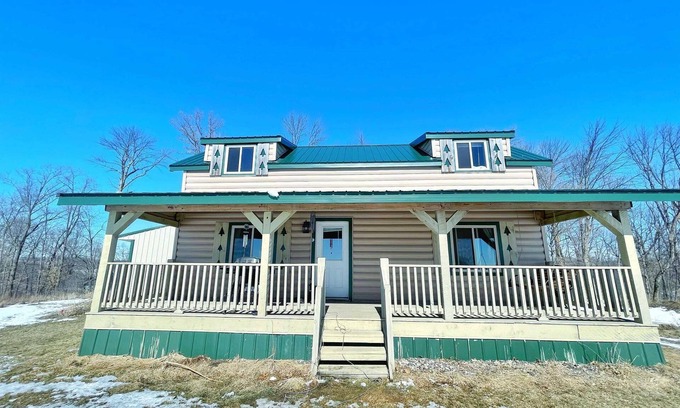 Waukon Cabin | Inviting Cabin Retreat with Breathtaking Panoramic Views