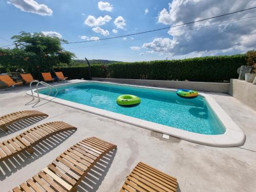 Grabri House | Idyllic Oceanfront Retreat: Luana - 4 Star, Rated 10/10