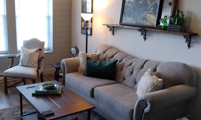 Lincoln Apartment | Charming Escape in Lincoln with Breakfast Included!