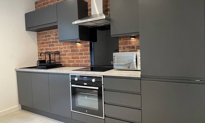 Trafford Apartment | Cozy Getaway Minutes From Old Trafford, Trafford Centre & Other top Attractions!