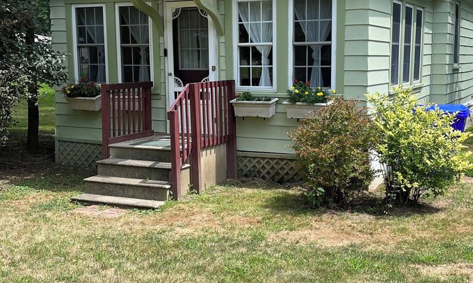 Racine Cottage | Inviting Retreat with Fireplace 5 Min to Historic Harmony