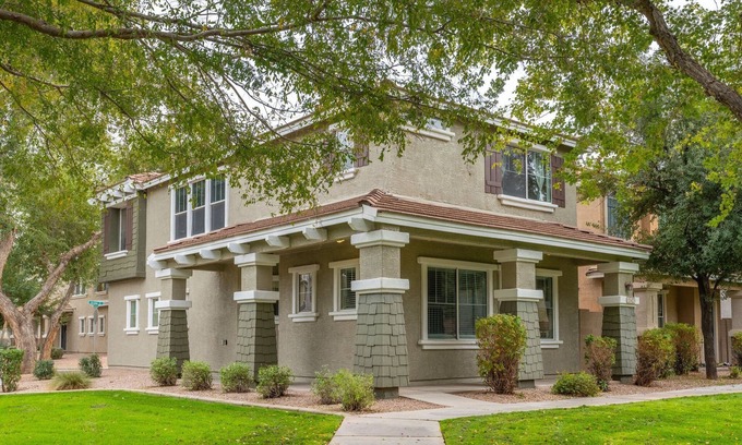 Gateway Village House | Stylish Gilbert Home: Modern, Pet Friendly & Family Approved