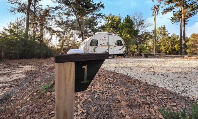 Marianna RV Rental | Cozy Glamping in enchanting Marianna with AC, WiFi