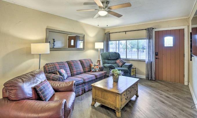 Graham House | Pet-Friendly Graham Retreat Near Lake Eddleman - 9/10 Rating