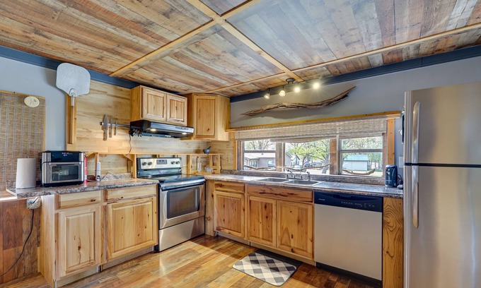 Copeland House | Relaxing Grove Retreat Steps from Neosho River