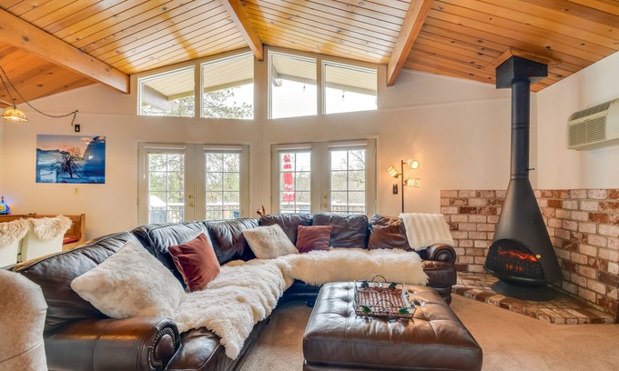 Groveland Cabin | Charming Groveland Chalet with Pool & Spa Near Yosemite