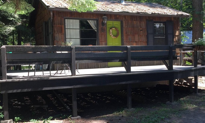 Bigfork Cabin | Inviting Guest Cabin by River & Lake with Pet-Friendly Perks