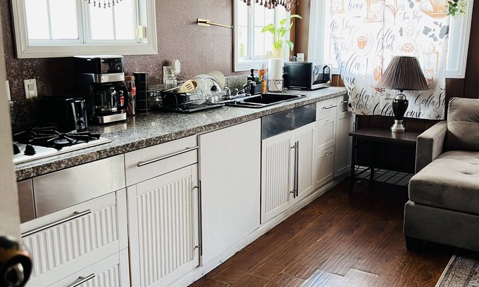 South Gate Apartment | Inviting Guest Home in Central LA: Pet Friendly & Spa Access