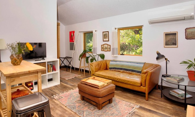White Salmon House | Inviting Guest Home with Kitchen in Downtown White Salmon