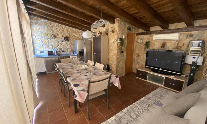 Navas del Rey House | Cozy Guest House with Pool & Spa - Pet Friendly Retreat