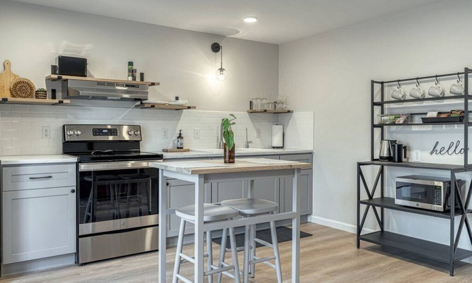 Wright City Apartment | Perfect Guest Studio with Kitchen and Breakfast Included