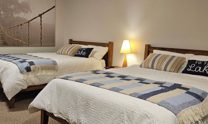 Mara House | Cozy Guest Suite with Stunning Lake Views & Private Hot Tub