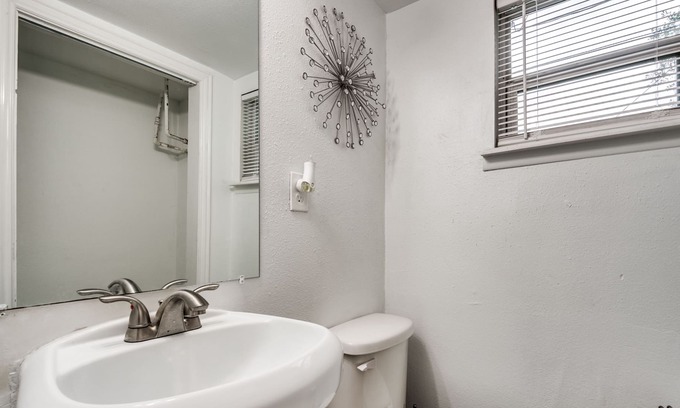 Pleasantville Area House | Cozy Guesthouse- 10 min from Downtown Houston!